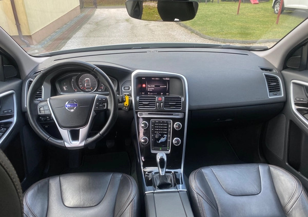 Volvo XC 60 cena 79999 przebieg: 125000, rok produkcji 2017 z Staszów małe 781